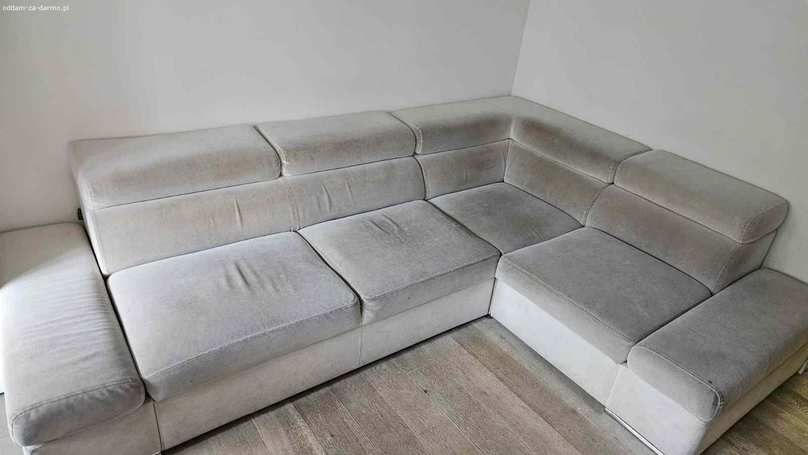 Kanapa Caya Design. Wygodna, używana sofa w kolorze jasnym. Kanapa ma zapadnięte środkowe siedzisko i tak jak na zdjęciach jest zużyta, należałoby ją wyprać. Posiada ruchome zagłówki oraz podnoszone z dwóch stron podłokietniki. Zależy mi na szybkim odbiorze.
Wymiary 205 cm x 290 cm