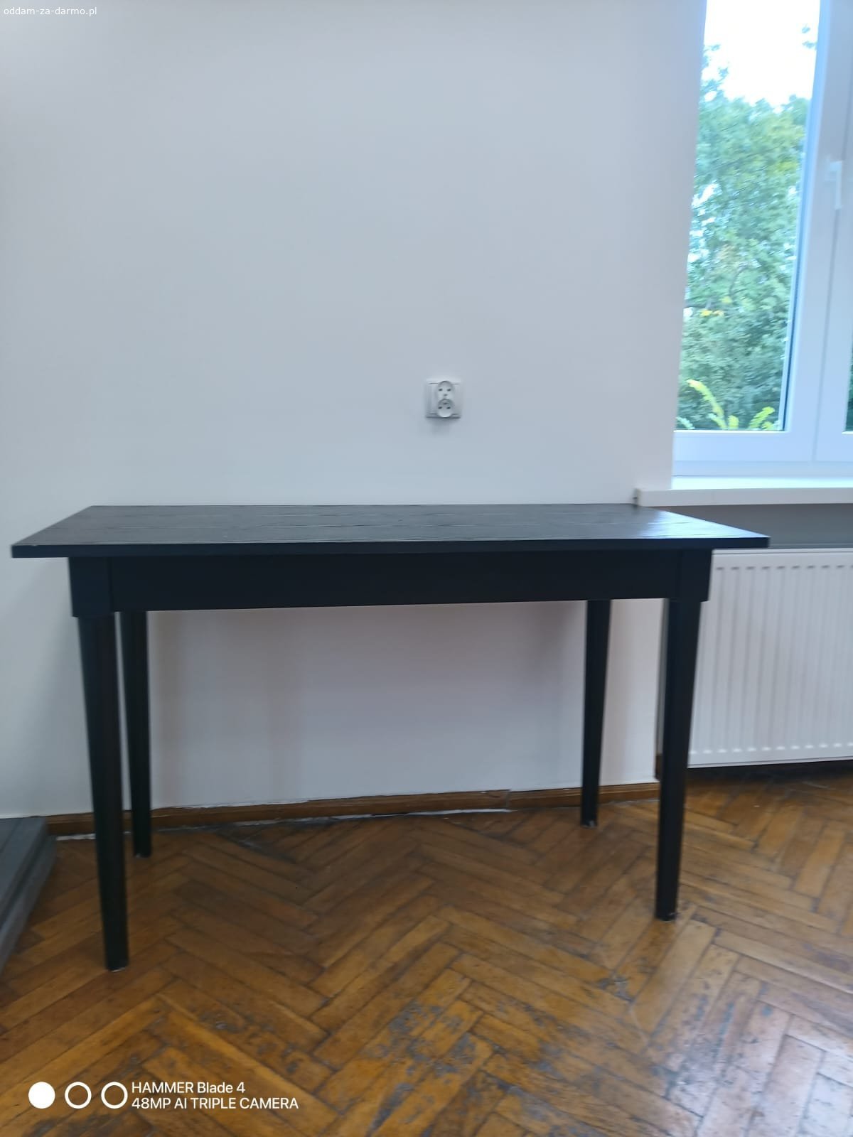 ODDAM krzesła, stoliki i komody. Oddam za darmo dużą ilość krzeseł, stolików i dwie komody używane.