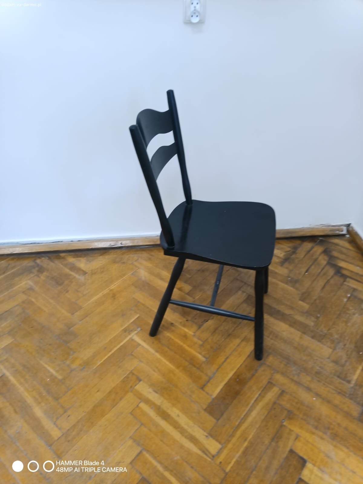 ODDAM krzesła, stoliki i komody. Oddam za darmo dużą ilość krzeseł, stolików i dwie komody używane.