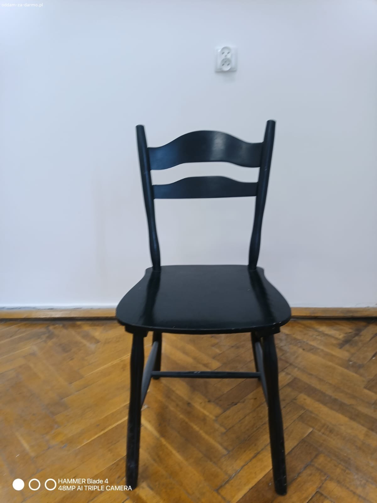 ODDAM krzesła, stoliki i komody. Oddam za darmo dużą ilość krzeseł, stolików i dwie komody używane.