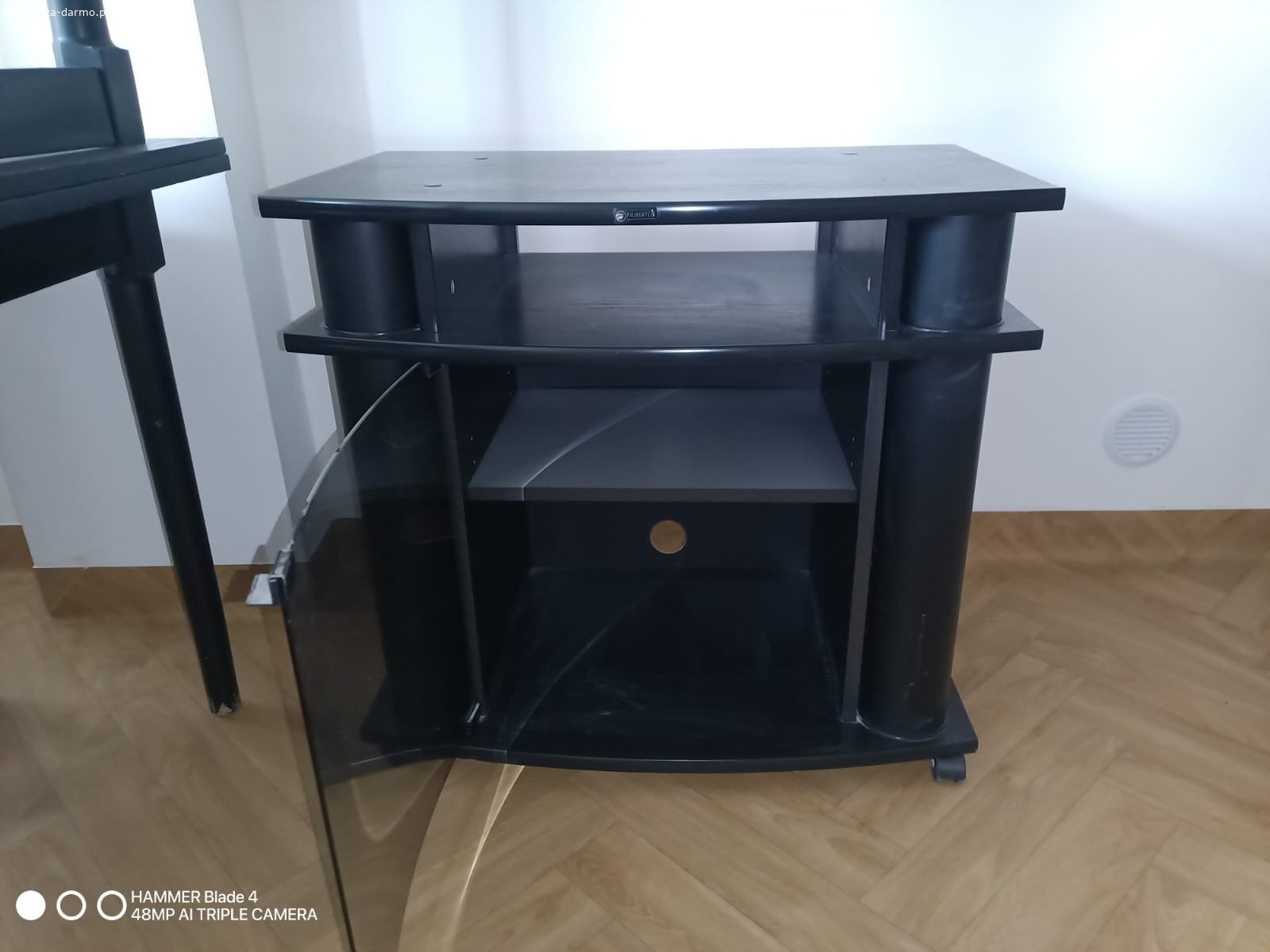 ODDAM krzesła, stoliki i komody. Oddam za darmo dużą ilość krzeseł, stolików i dwie komody używane.