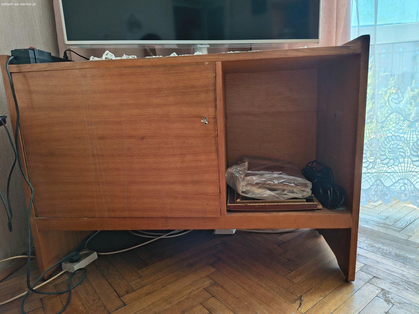 Oddam meble drewniane z lat 50/60. Poz .1 - dwuczęściowa serwantka
poz ,2 - szafka/barek np. pod sprzęt rtv
poz..3 - szafa ubraniowa z regałem na książki
poz.4 - bieliźniarka
poz.5 - szafa ubraniowa
poz.6 - biblioteczka (do renowacji) - brak zdjęcia

Meble można rozmontować na mniejsze elementy, Z uwagi na wiek noszą ślady bieżącego użytkowania.
Po zmontowaniu nie były przenoszone ani demontowane.