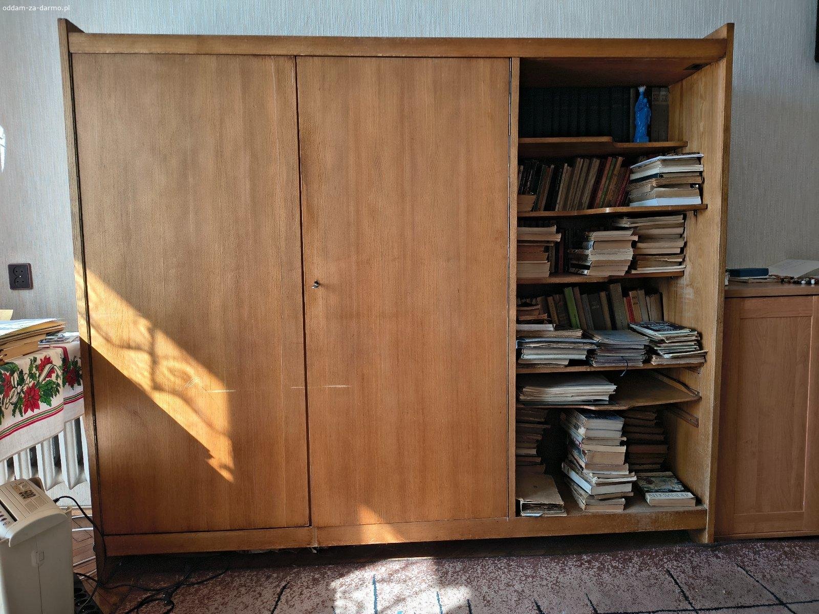 Oddam meble drewniane z lat 50/60. Poz .1 - dwuczęściowa serwantka
poz ,2 - szafka/barek np. pod sprzęt rtv
poz..3 - szafa ubraniowa z regałem na książki
poz.4 - bieliźniarka
poz.5 - szafa ubraniowa
poz.6 - biblioteczka (do renowacji) - brak zdjęcia

Meble można rozmontować na mniejsze elementy, Z uwagi na wiek noszą ślady bieżącego użytkowania.
Po zmontowaniu nie były przenoszone ani demontowane.