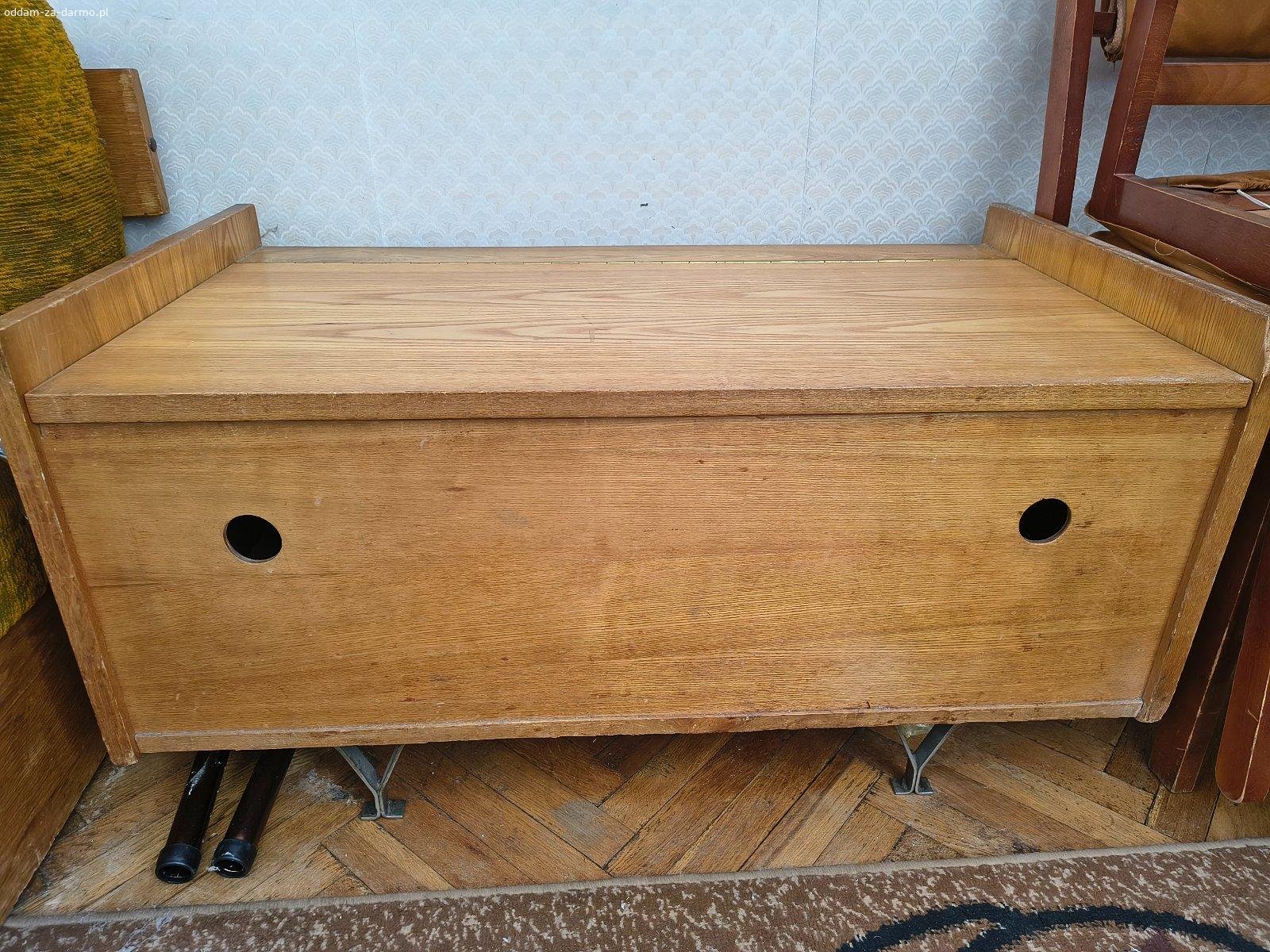 Oddam meble drewniane z lat 50/60. Poz .1 - dwuczęściowa serwantka
poz ,2 - szafka/barek np. pod sprzęt rtv
poz..3 - szafa ubraniowa z regałem na książki
poz.4 - bieliźniarka
poz.5 - szafa ubraniowa
poz.6 - biblioteczka (do renowacji) - brak zdjęcia

Meble można rozmontować na mniejsze elementy, Z uwagi na wiek noszą ślady bieżącego użytkowania.
Po zmontowaniu nie były przenoszone ani demontowane.