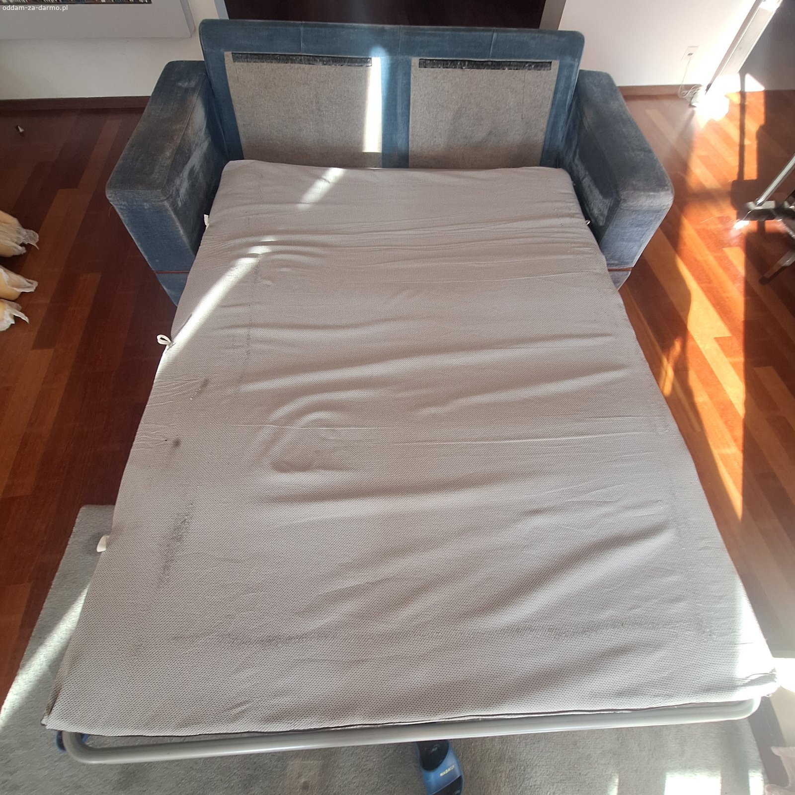 oddam używaną sofę. nowoczesna używana, welurowa sofa z funkcją spania, wymiary 90x190