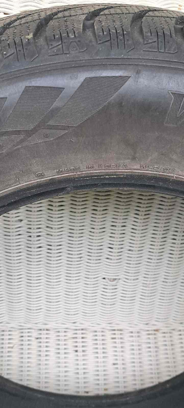 Opony zimowe. 2 sztuki opon zimowych Nexen 215/65R16 98H produkcji koreańskiej. Stan dobry. Odbiór własny.