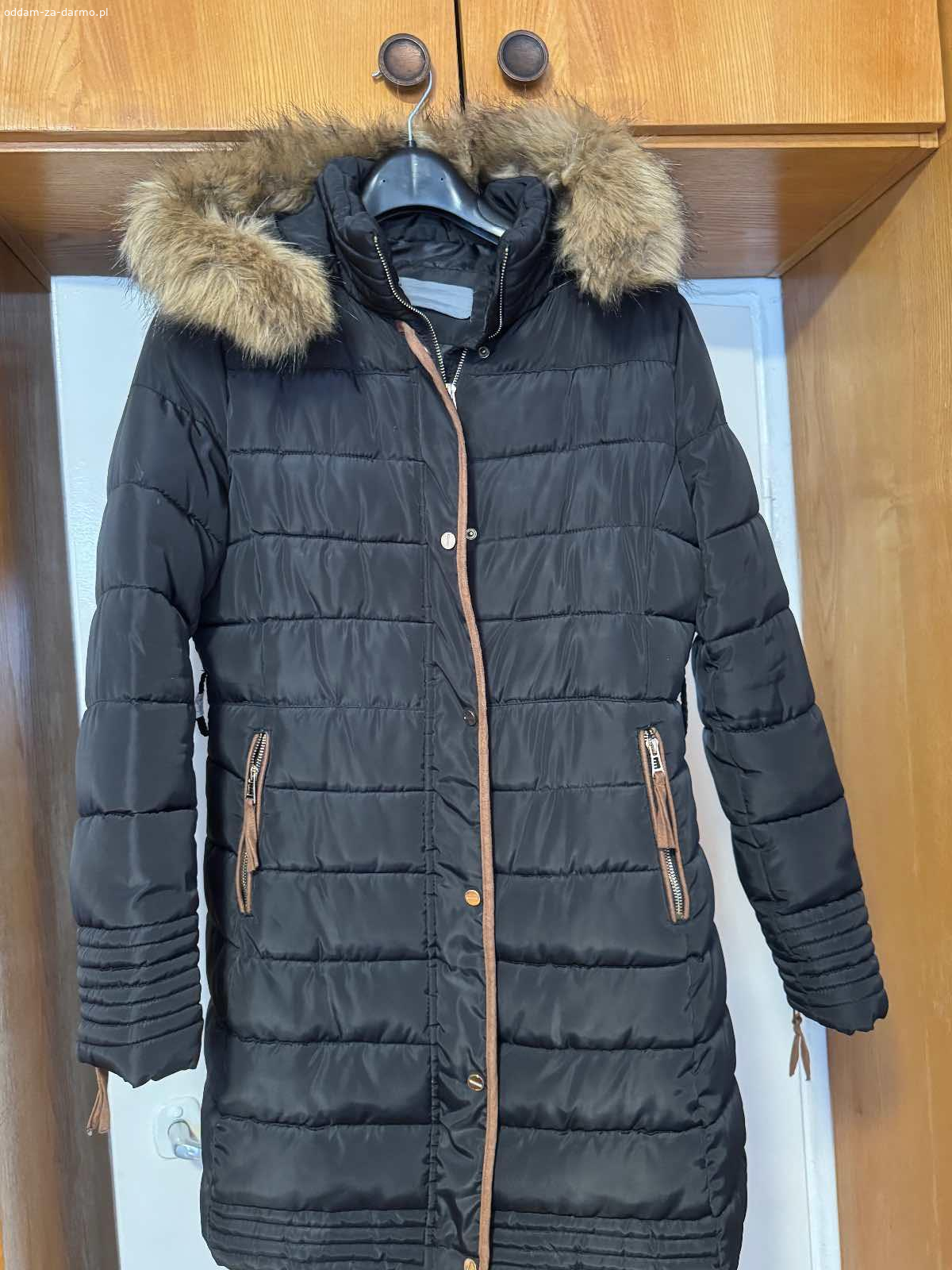 Płaszcz zimowy. Oddam  ciepły  czarny płaszcz zimowy nieprzemakalny z kapturem , na szczupłą osobę 160 cm wzrostu.