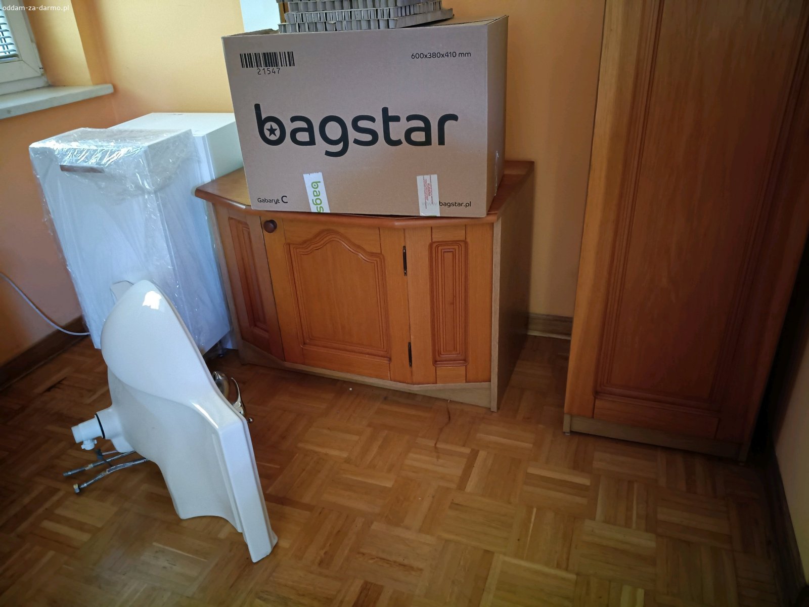 regały. komplet mebli do salonu poleca się do odebrania. 
w zestawie jak widać:
szafa z nadstawką, witryna z szufladami, barek z półkami wąski regał oraz półki. 
komplet ma swoje lata, co najmniej kilkanaście. widać spore ślady użytkowania. meble są raczej nierozbieralne. 
meble do odbioru w Sulejówku pod Warszawą, do niedzieli 11.10.26.
proszę o wcześniejszy kontakt.