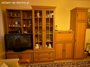 Starsza pani odda meble za uśmiech