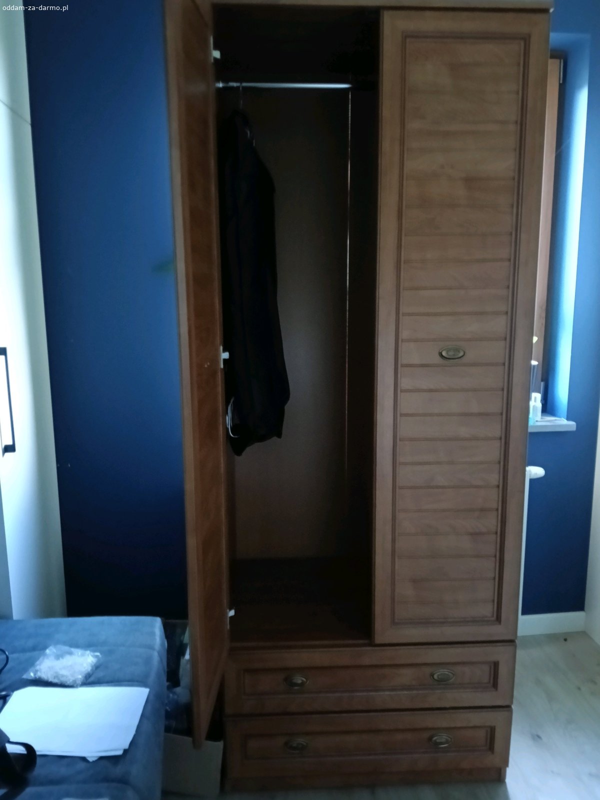 SZAFA + szafka pod TV. Mam do oddania
1. szafę (wieszak + 2 szuflady na dole), wymiary: 80x204 gł.55 cm
2. szafkę pod TV, wymiary: 160x45 gł.41,5 cm, Ikea besta, biały połysk
Na blacie szafki widać ubytki lakieru.
W szafie plecówka była do poprawy.
MEBLE CZEKAJĄ DO KOŃCA TYGODNIA.