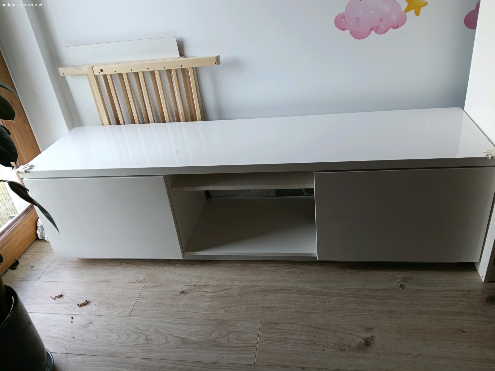 SZAFA + szafka pod TV. Mam do oddania
1. szafę (wieszak + 2 szuflady na dole), wymiary: 80x204 gł.55 cm
2. szafkę pod TV, wymiary: 160x45 gł.41,5 cm, Ikea besta, biały połysk
Na blacie szafki widać ubytki lakieru.
W szafie plecówka była do poprawy.
MEBLE CZEKAJĄ DO KOŃCA TYGODNIA.