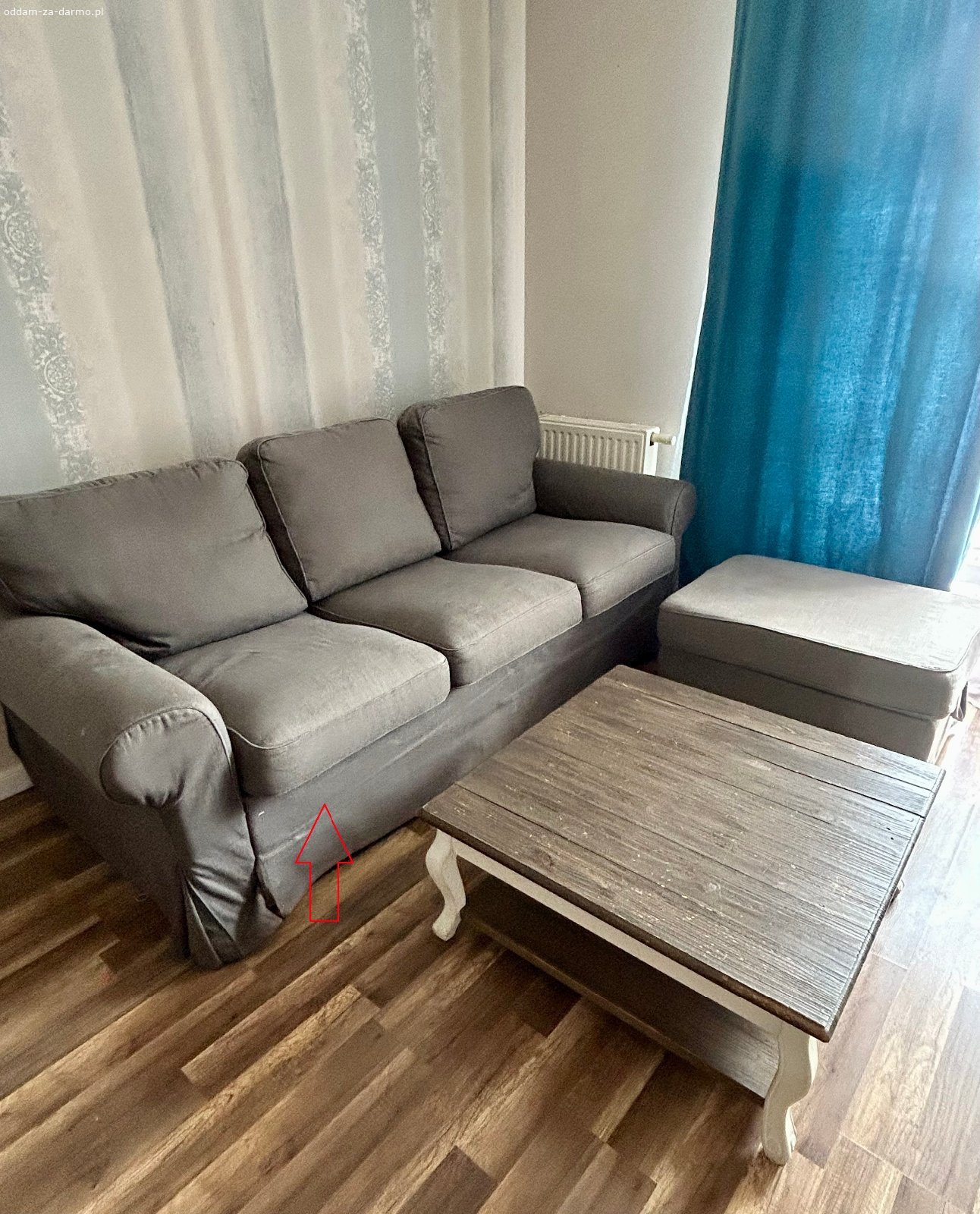 Używana sofa  Ektorp 3s. z funkcją spania, podnóżek i stolik. Oddam za darmo - odbiór osobisty - używaną sofę  Ektorp 3 os. z funkcją spania plus podnóżek i stolik kawowy.

https://www.ikea.com/pl/pl/p/ektorp-sofa-3-osobowa-hakebo-ciemnoszary-s39508998/#content

Sofa ma już swoje lata, ale można jeszcze ją użytkować. Funkcja rozkładania działa. Panel pod siedziskiem (zaznaczony na zdjęciu strzałką) odpada gdy siada się na sofie odsłaniając nogi sofy. Ewentualnie do naprawy we własnym zakresie lub do użytkowania jako łóżko na stałe, bez konieczności składania i rozkładania. Do tego z tej samej serii podnóżek z miejscem na przechowywanie i stolik kawowy (80x80cm) widoczny na zdjęciu. 
Sofa pochodzi z mieszkania, w którym nigdy nie paliło się papierosów.

Uwaga: Sofa znajduje się na drugim piętrze w bloku bez windy. Żeby ją znieść trzeba siły i być może częściowego demontażu, bo jest dość ciężka. 
Zapraszam śmiałków.