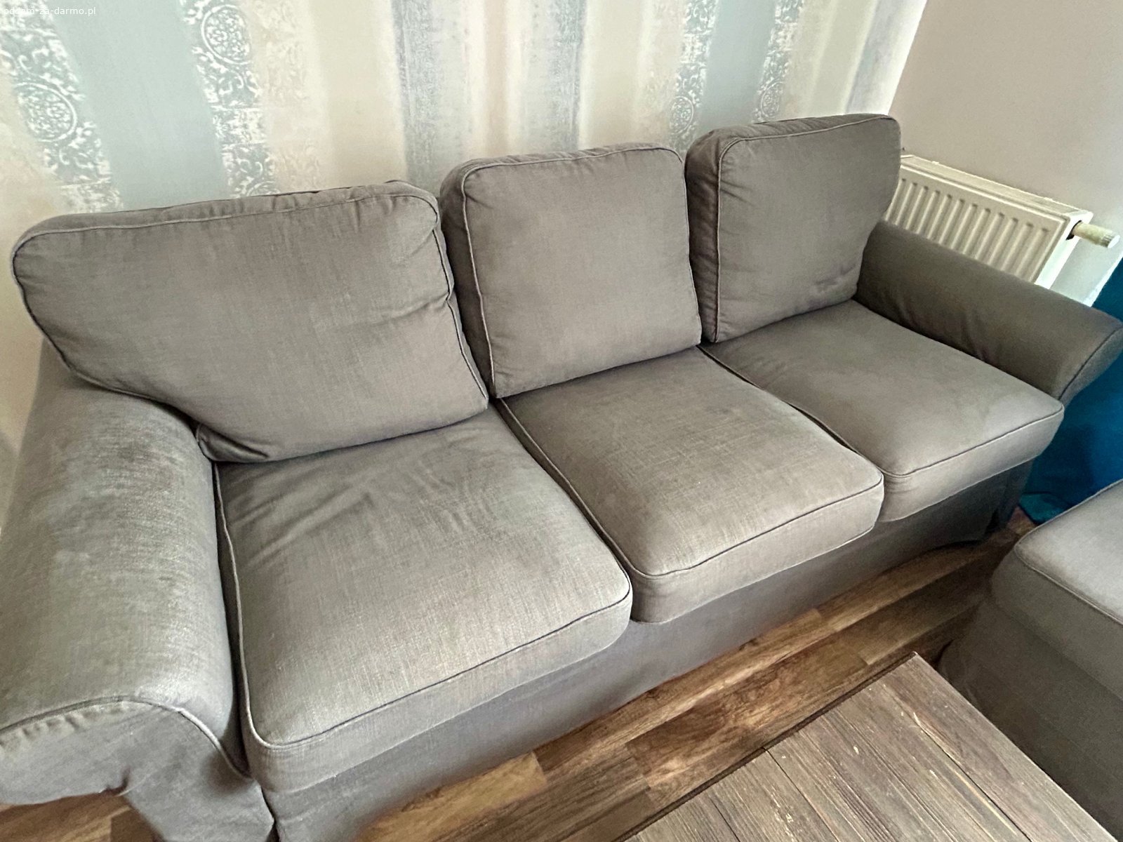 Używana sofa  Ektorp 3s. z funkcją spania, podnóżek i stolik. Oddam za darmo - odbiór osobisty - używaną sofę  Ektorp 3 os. z funkcją spania plus podnóżek i stolik kawowy.

https://www.ikea.com/pl/pl/p/ektorp-sofa-3-osobowa-hakebo-ciemnoszary-s39508998/#content

Sofa ma już swoje lata, ale można jeszcze ją użytkować. Funkcja rozkładania działa. Panel pod siedziskiem (zaznaczony na zdjęciu strzałką) odpada gdy siada się na sofie odsłaniając nogi sofy. Ewentualnie do naprawy we własnym zakresie lub do użytkowania jako łóżko na stałe, bez konieczności składania i rozkładania. Do tego z tej samej serii podnóżek z miejscem na przechowywanie i stolik kawowy (80x80cm) widoczny na zdjęciu. 
Sofa pochodzi z mieszkania, w którym nigdy nie paliło się papierosów.

Uwaga: Sofa znajduje się na drugim piętrze w bloku bez windy. Żeby ją znieść trzeba siły i być może częściowego demontażu, bo jest dość ciężka. 
Zapraszam śmiałków.